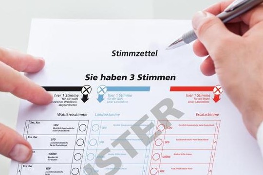 Entwurf eines Stimmzettels mit 3 Stimmen - Quelle: Fotolia Andrey Popov, Montage VRM/zink